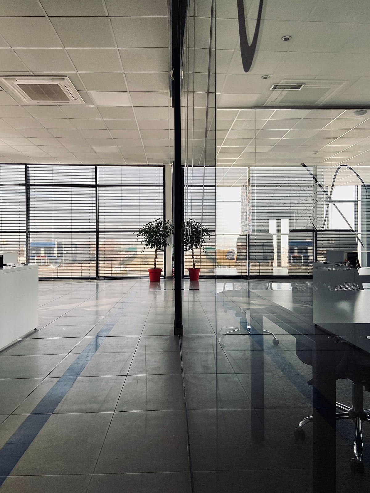 Cam duvarlı, ferah ve modern bir ofis